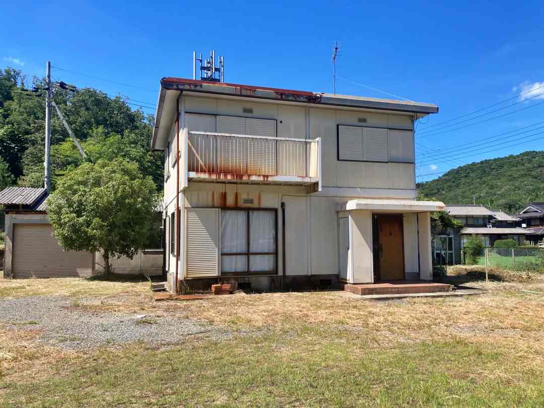 1980s steel-frame house on a large plot in Hyogo