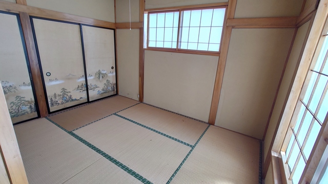 1980s wood house on a large plot in Iwate