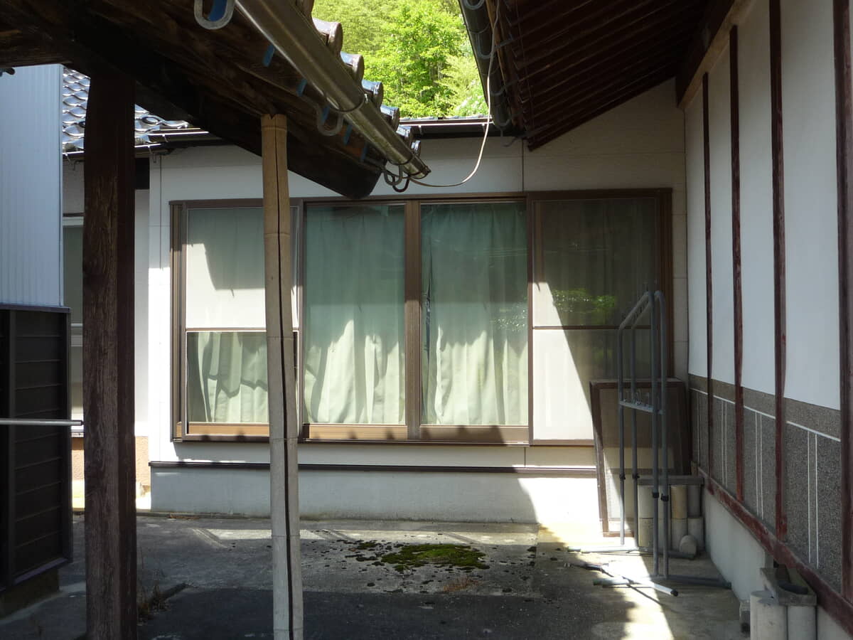 1970s wood house on a large plot in Hiroshima