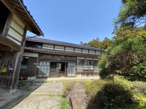 Wood house on a large plot in Niigata