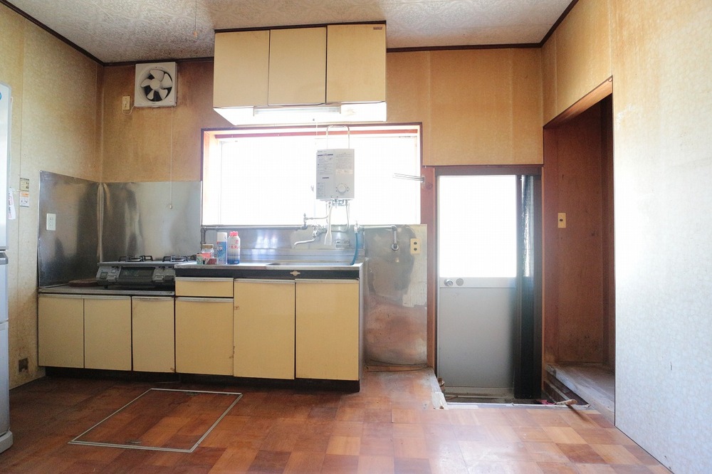 1970s wood house, 13-min walk to station, Toyama