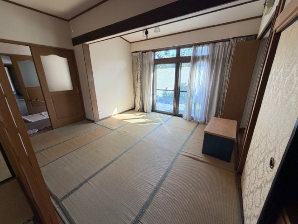 Distinctive Japanese room! Excellent sunlight.