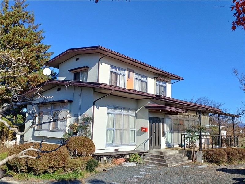 1970s wood house on a large plot in Iwate