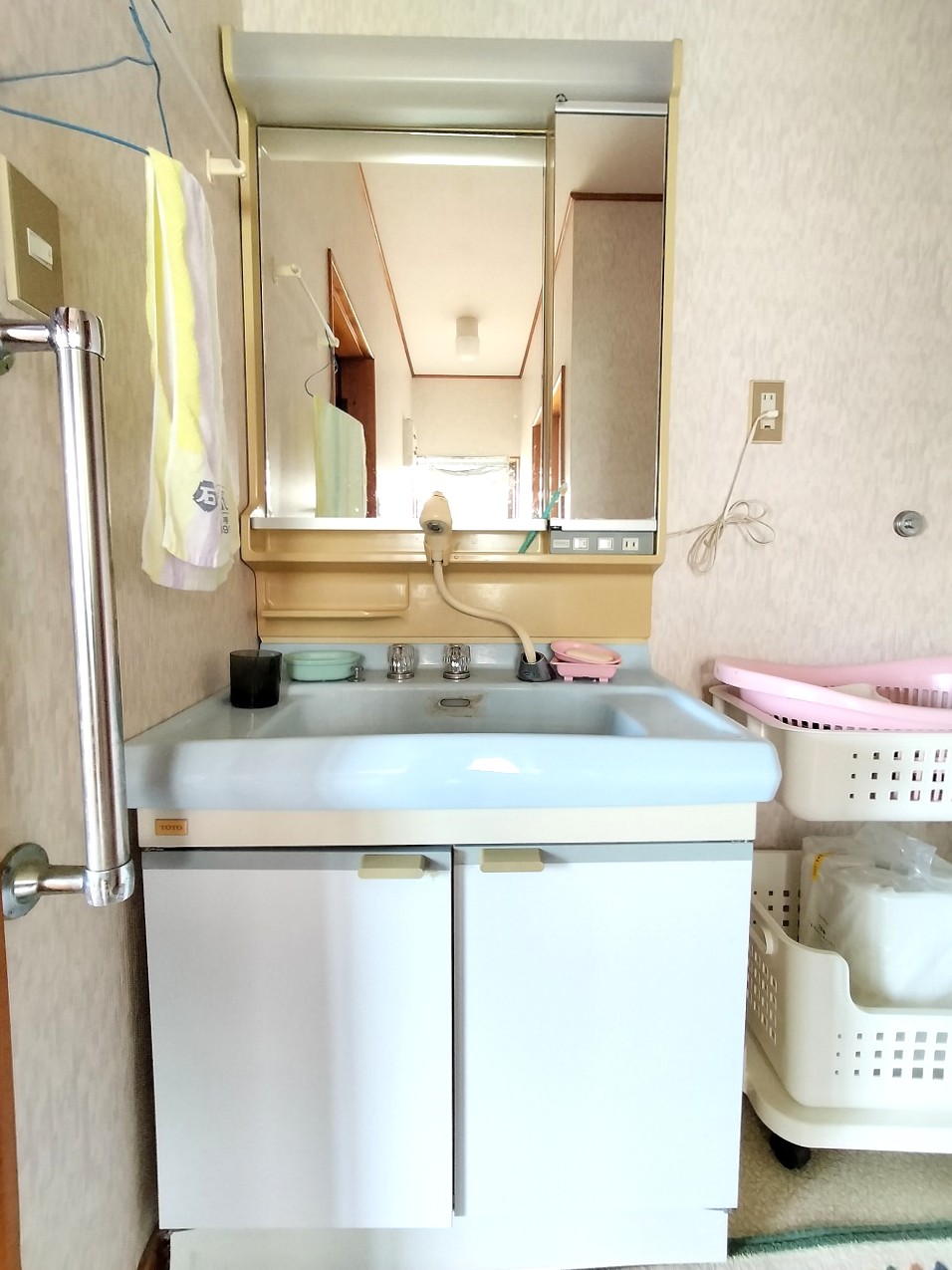 1990s house with storehouses in Ehime