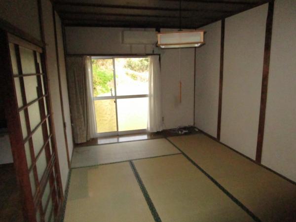 1970s wood house with storehouses in Oita