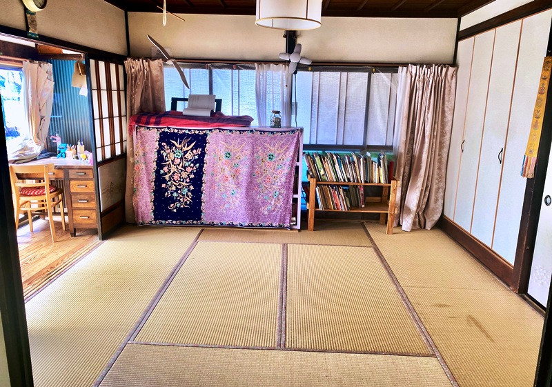 Wood house with storehouses in Nagano