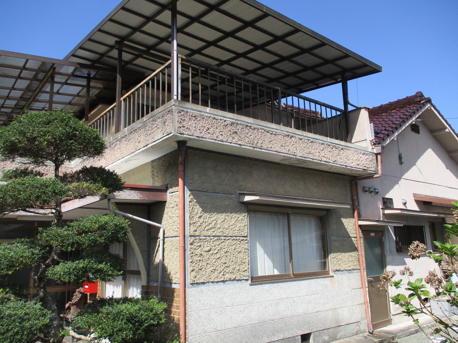 1970s wood house on a large plot in Hyogo