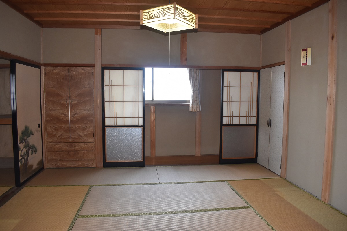 1970s wood house, 10-min walk to station, Tottori