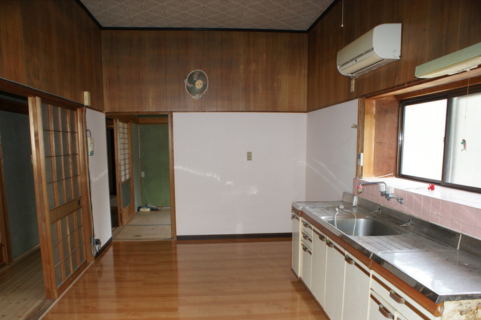 1980s wood house in Kochi