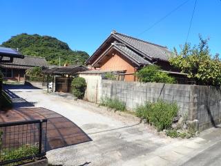 1950s wood house, 16-min walk to station, Oita