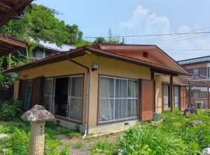 1960s wood house with outbuildings in Yamanashi