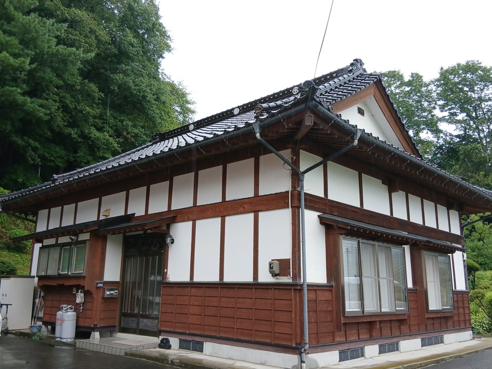 1990s wood house on a large plot in Iwate