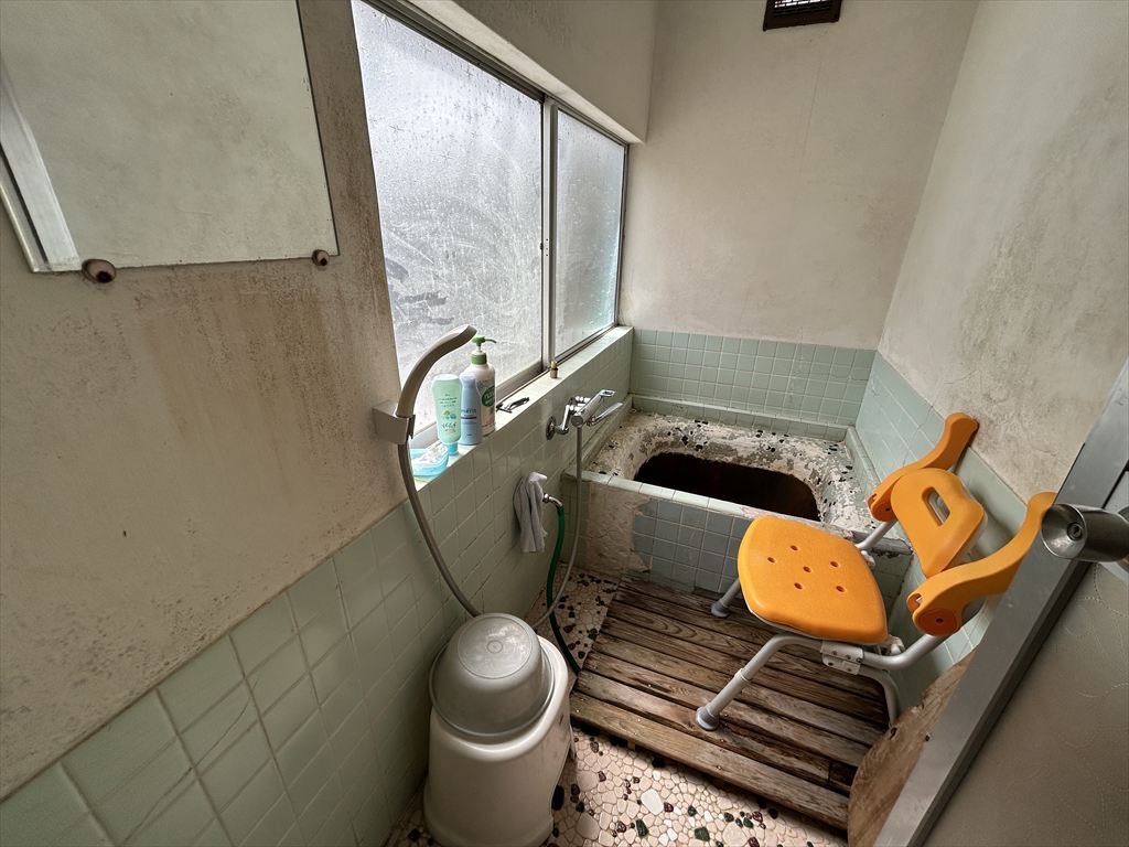 1950s wood house on a large plot in Mie