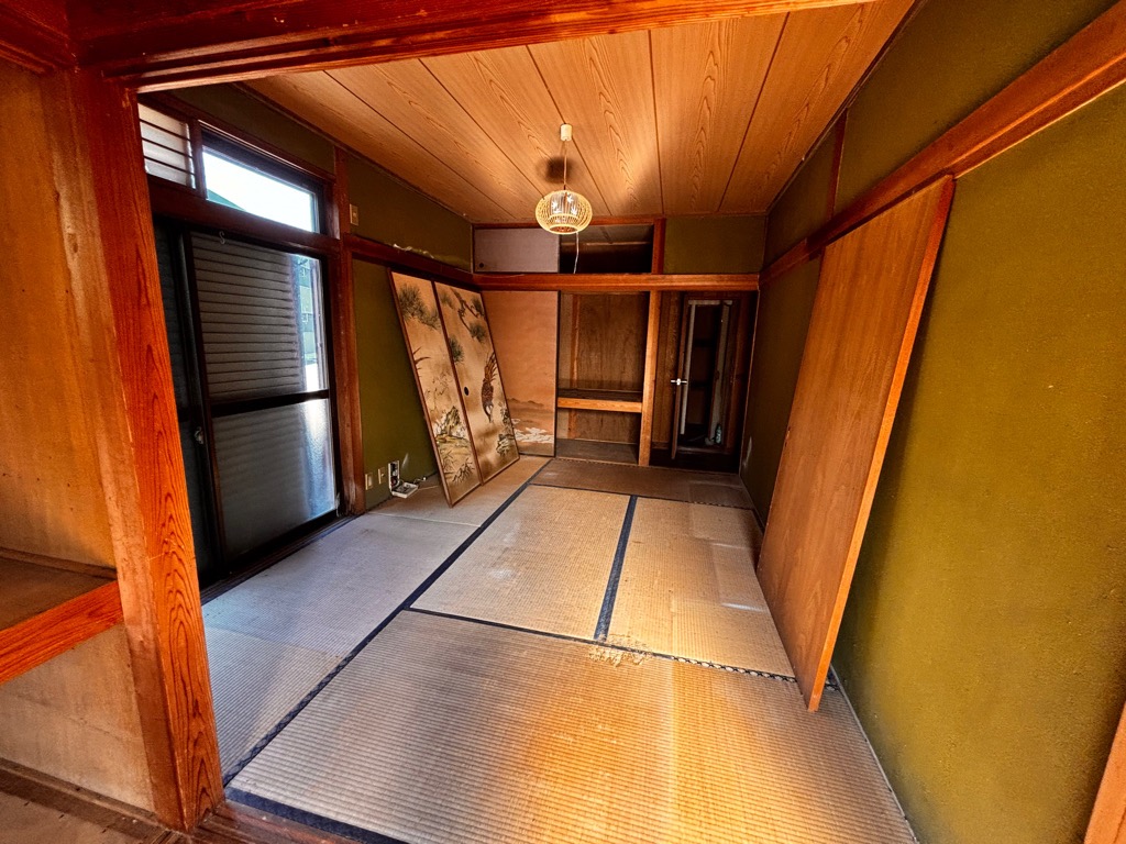 1980s wood house near the coast in Nishimochida, Aira