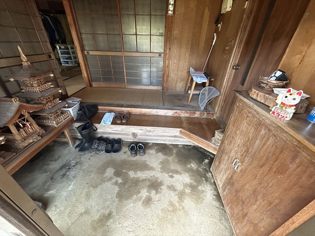 1950s wood house on a large plot in Mie