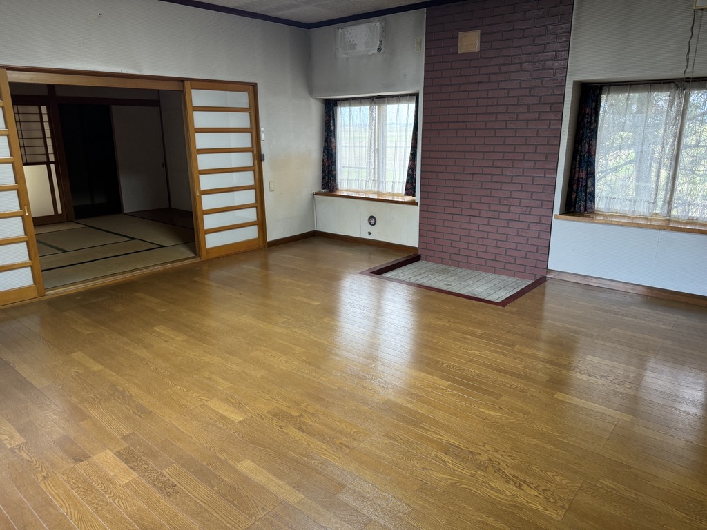 1980s wood house on a large plot in Akita