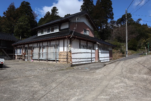 Property in a quiet rural hamlet with spacious grounds and adjacent field