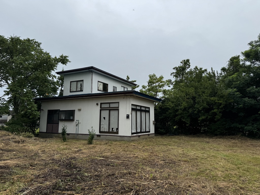 1980s wood house on a large plot in Akita