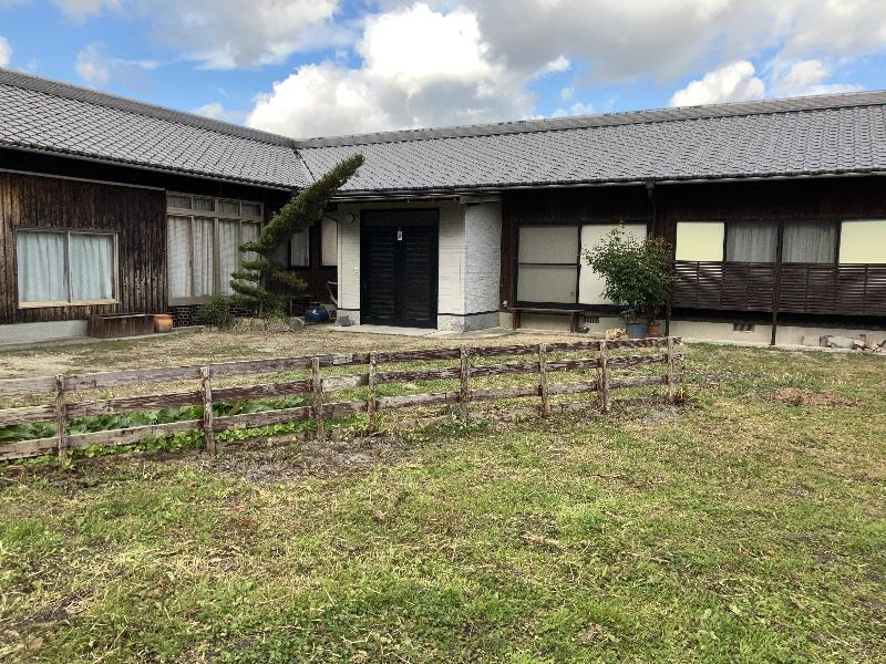 1970s wood house, 5-min walk to station, Kagawa