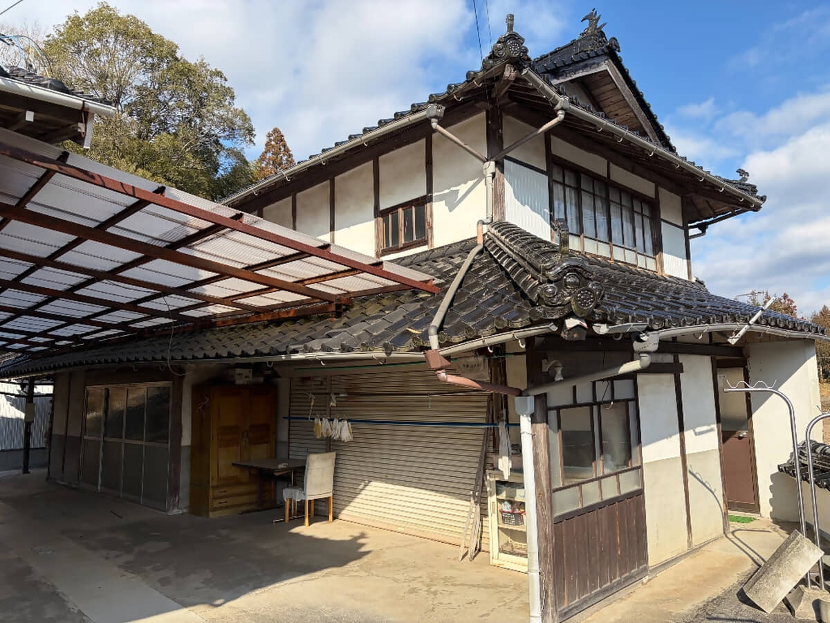 1970s wood house on a large plot in Hiroshima