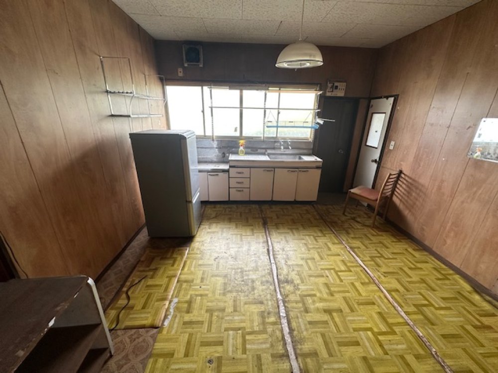 Traditional-style tatami-room house with storage shed!