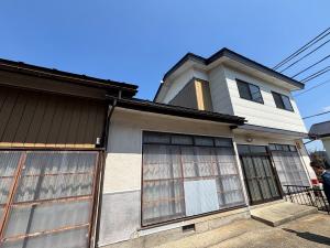 Property No. 81 - Convenient Shopping! A Small Shed Property with DIY Potential