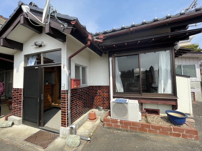 Price Reduced! Retro House with Charming Glass Panes and Warm Fittings