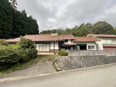 1970s wood house on a large plot in Hiroshima