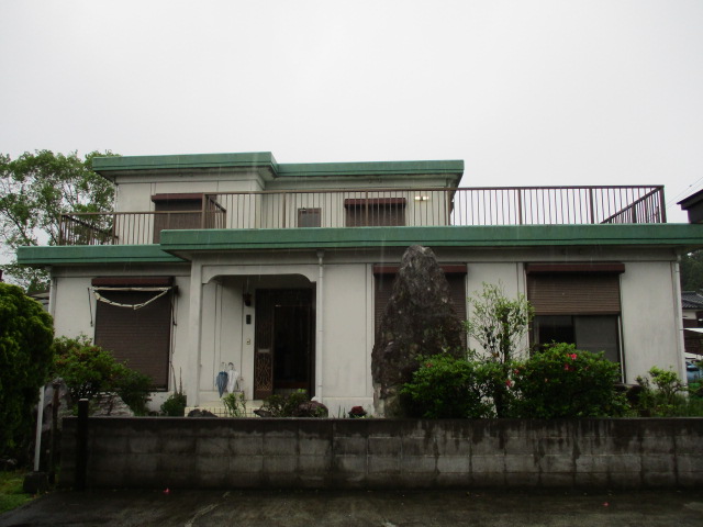 1990s concrete house in Hioki, Kagoshima
