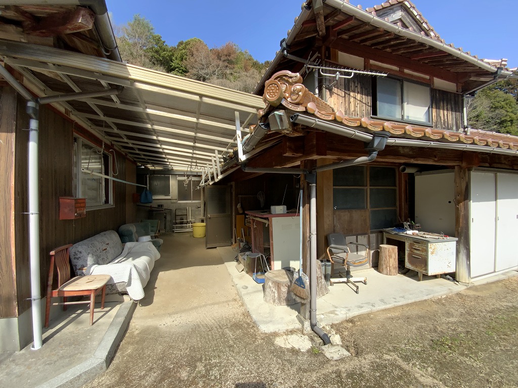 1970s wood house on a large plot in Yamaguchi