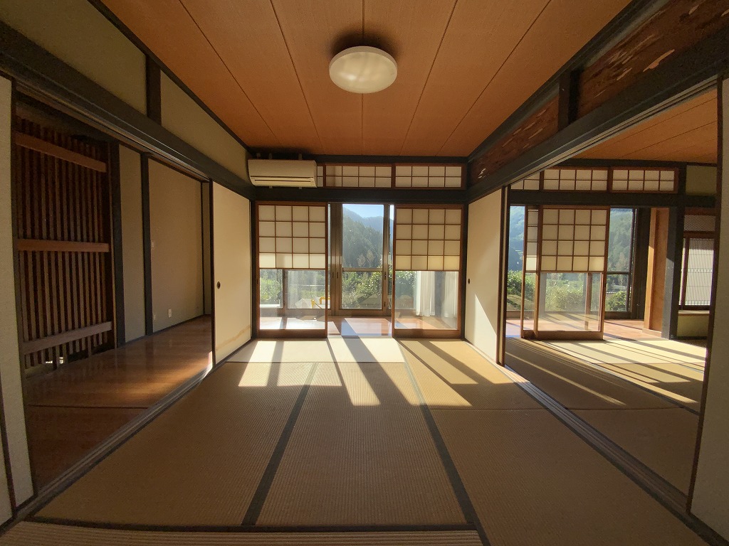 1980s wood house on a large plot in Yamaguchi