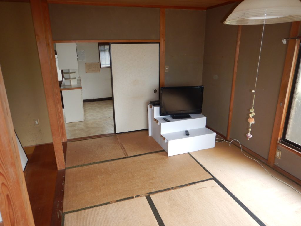 1970s wood house, 15-min walk to station, Ehime