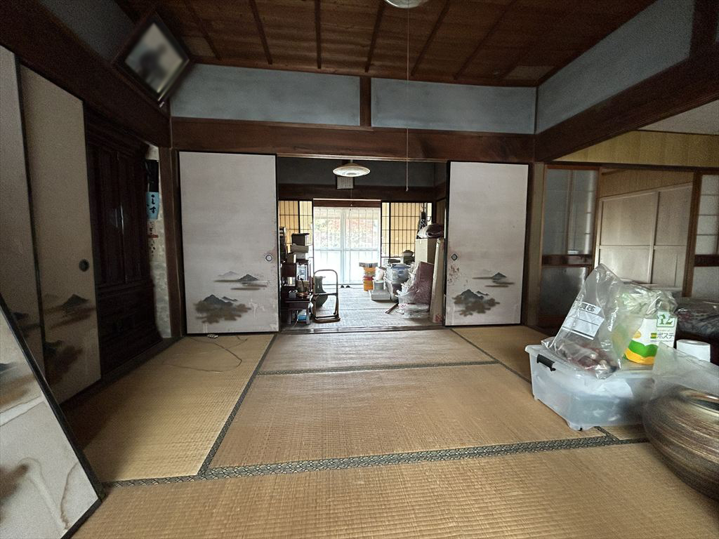 1940s wood house on a large plot in Mie
