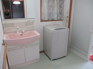 Main house 1st floor renovated! Well-maintained and very clean property
