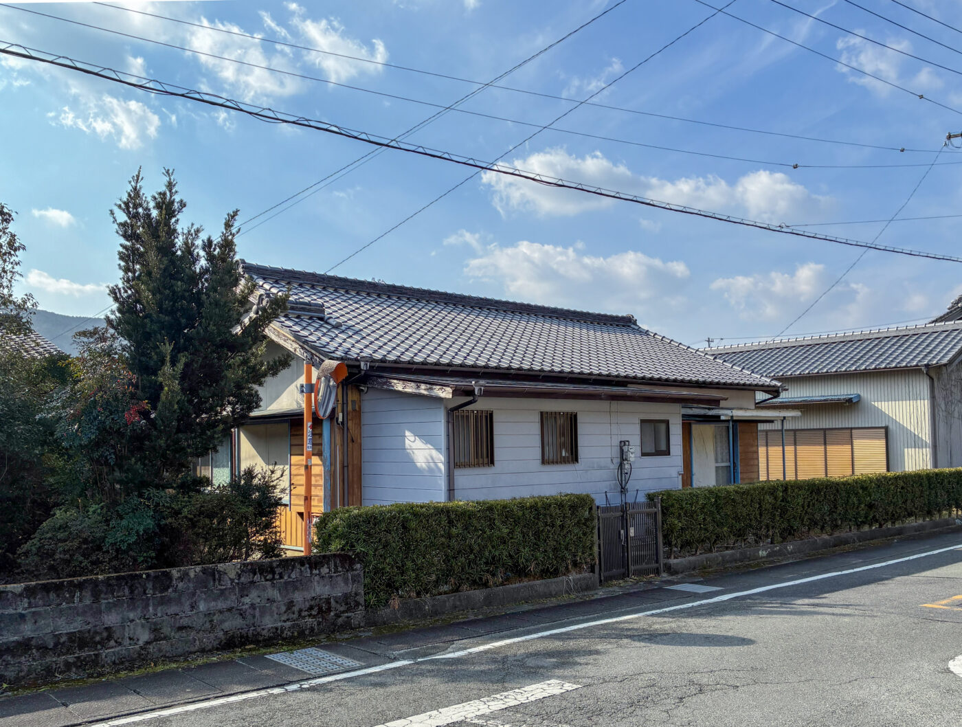 1970s wood house on a large plot in Matsusaka Kahada
