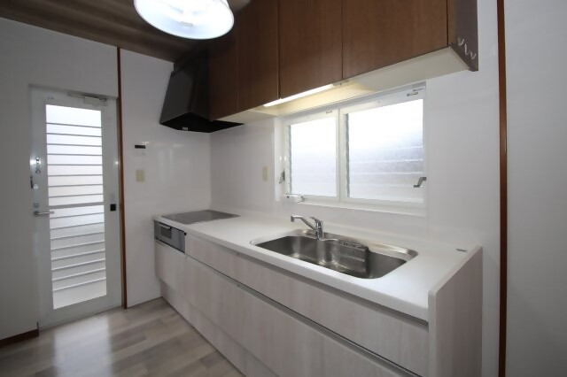 1990s wood house, 8-min walk to station, Mie