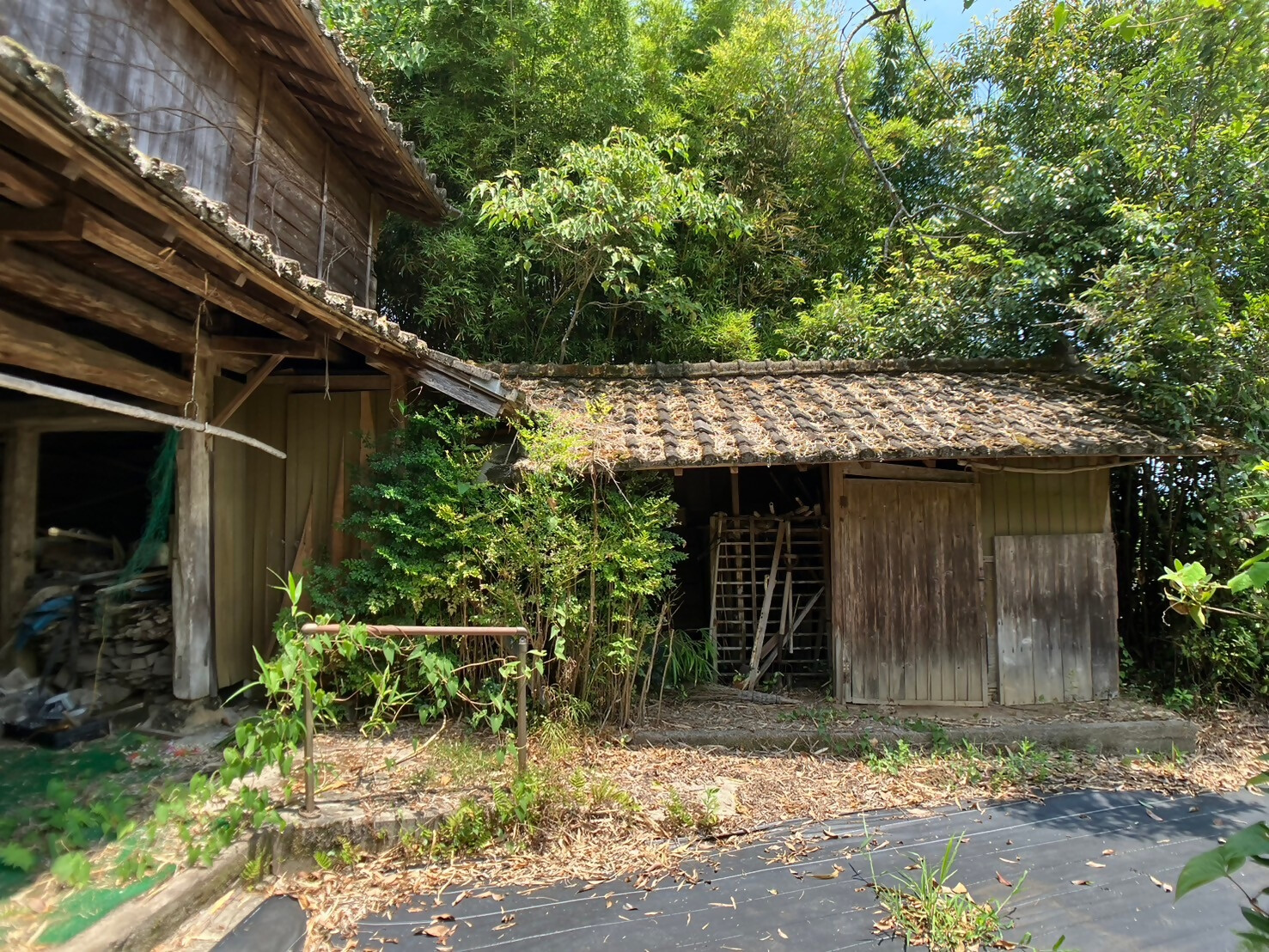 1950s wood house on a large plot in Sumiyoshi, Aira