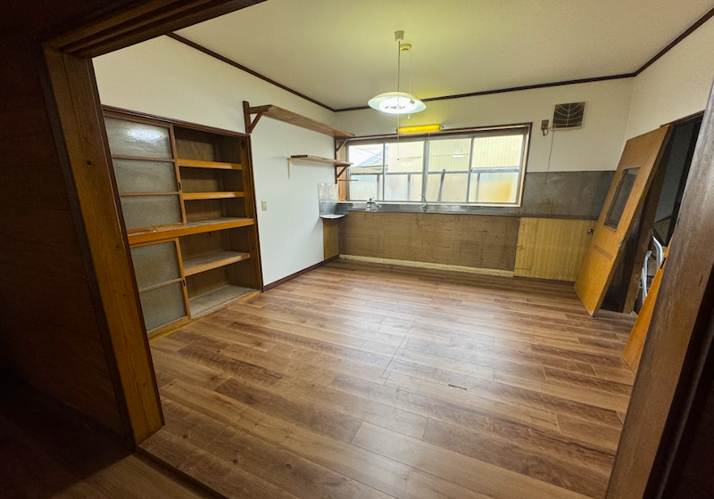 Detached house with custom loft and furnished items, ready for minshuku application