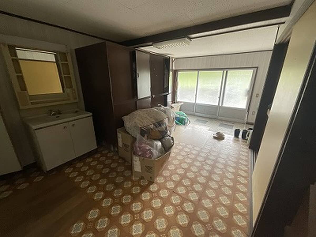 1970s wood house on a large plot in Hiroshima
