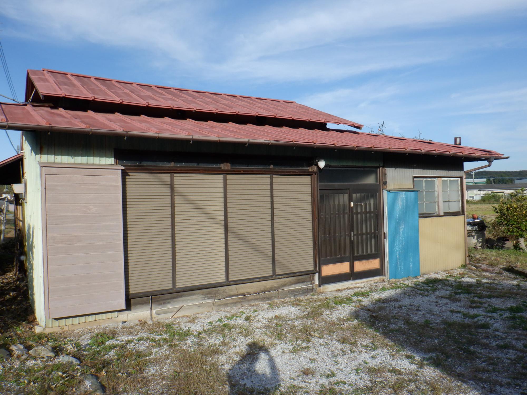Wood house with storehouses in Saitama