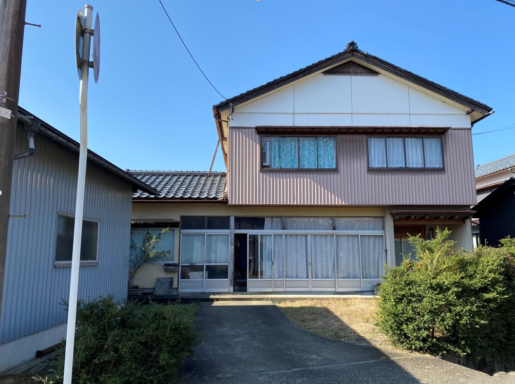 1970s wood house, 14-min walk to station, Fukui