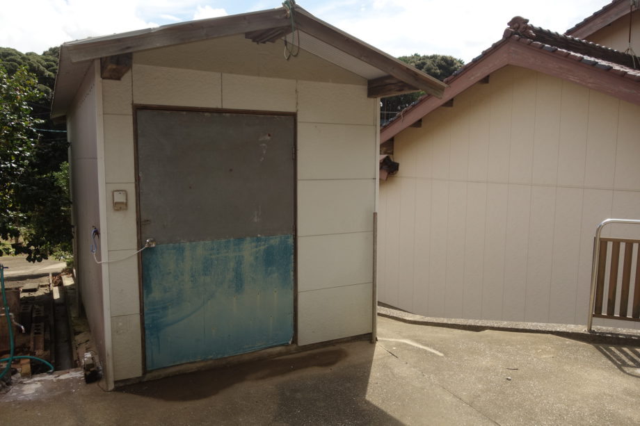 1970s wood house on a large plot in Nagasaki