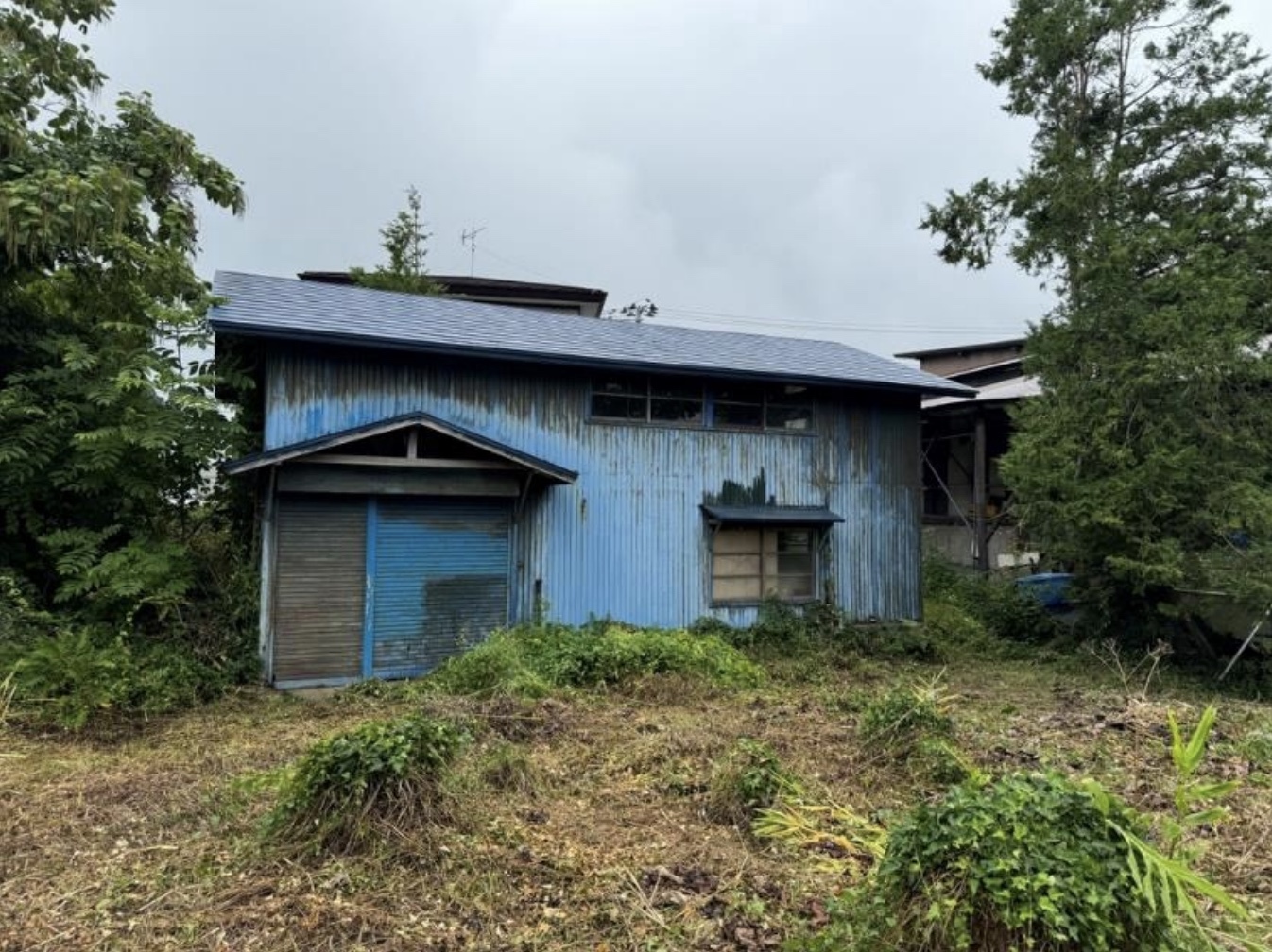 1980s wood house on a large plot in Akita