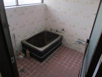 Excellent condition traditional-style home near supermarket, daycare, and schools!