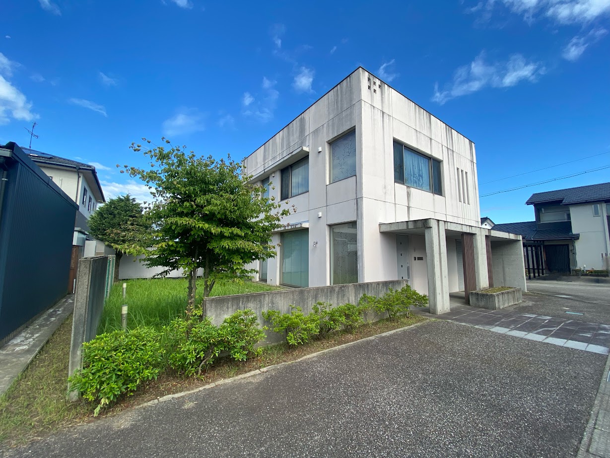 2000s concrete house, 8-min walk to station, Toyama