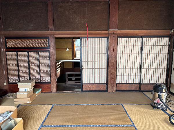 Historic property featuring traditional kura-style storehouse architecture among diverse buildings from Edo through Showa periods, based on Edo-era town planning