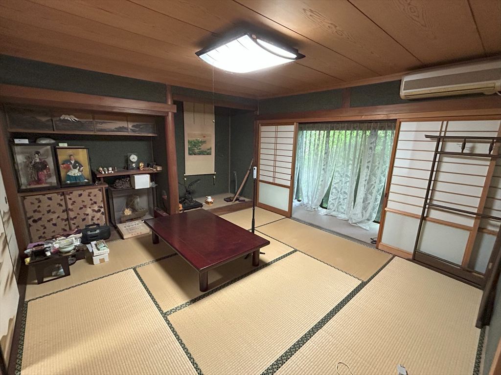 1950s wood house on a large plot in Mie