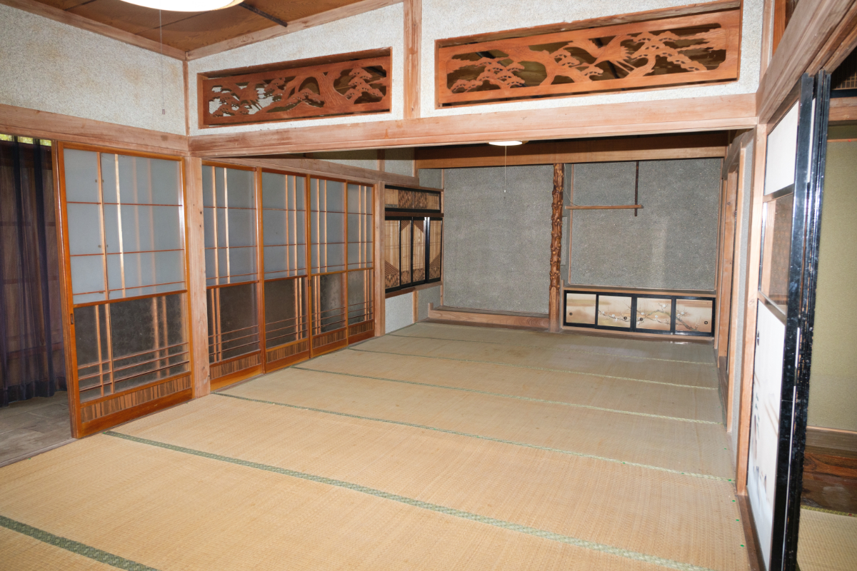 1960s wood house on a large plot in Yamagata