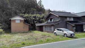 1940s wood house with outbuildings in Niigata