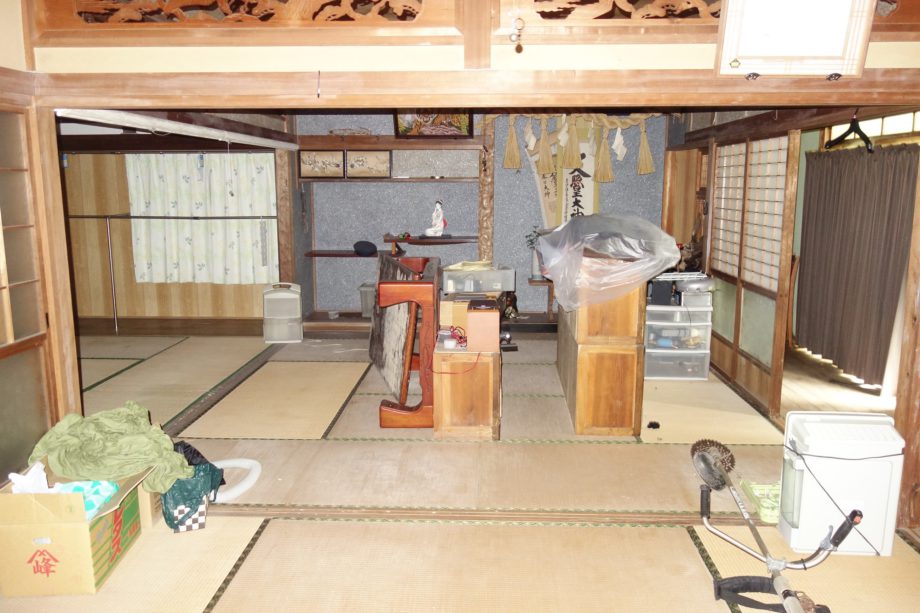 1970s wood house on a large plot in Nagasaki